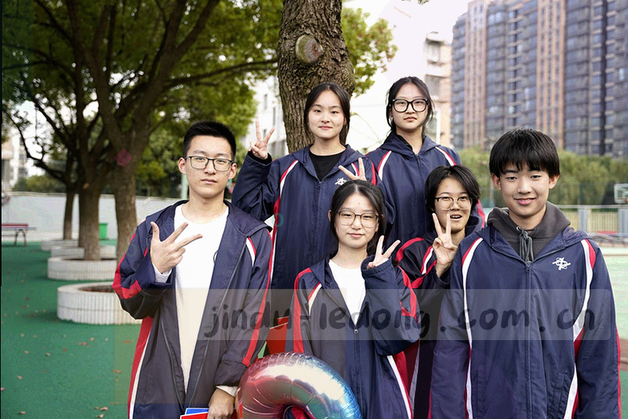 暗调室内场景，工作人员背对镜头在多块屏幕上整理足球赛事数据表格